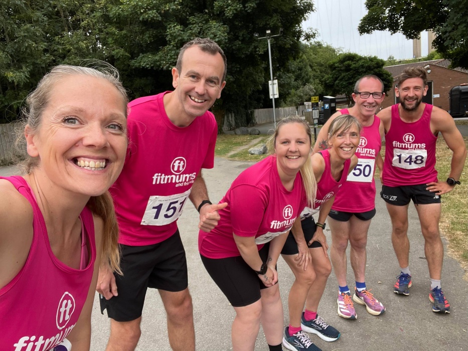 Our team of six runners in Fitmums & Friends running kit.