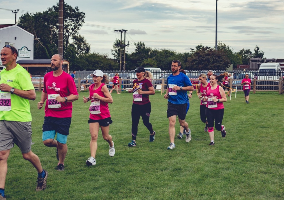 people running together on grass at the 1-Hour Club Challenge in 2019